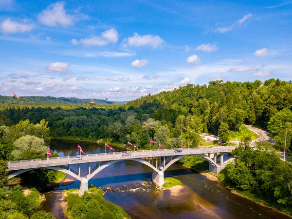 Gauja nehir ve teleferik vadi üzerinden ile bir köprüden Sigulda şehrin havadan görünümü  