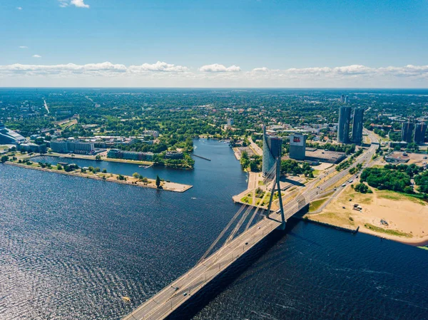 2 Temmuz 2018. Riga, Letonya. Hava kenti Riga - Letonya'nın başkenti. Nehir ve ana Tv kulesi üzerinde nehir Daugava, tarihi kent merkezine, Milli Kütüphane, şaşırtıcı görünümü arasında köprü görevi gören.