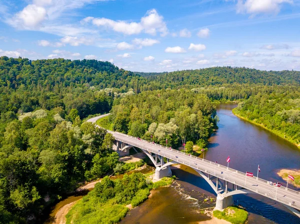 Gauja nehir ve teleferik vadi üzerinden ile bir köprüden Sigulda şehrin havadan görünümü  