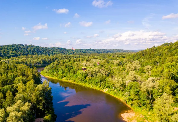 Gauja nehir ve teleferik vadi üzerinden ile bir köprüden Sigulda şehrin havadan görünümü