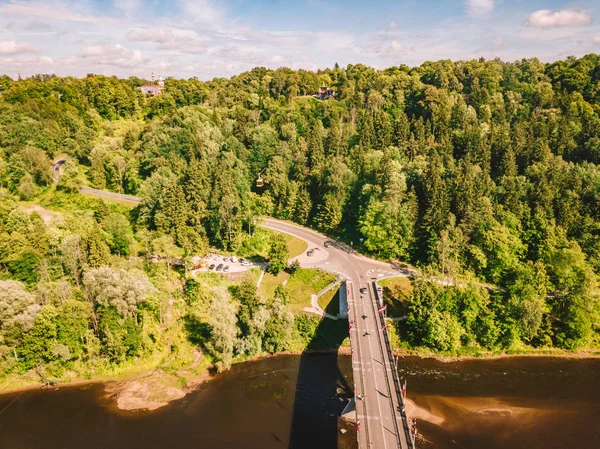 Gauja nehir ve teleferik vadi üzerinden ile bir köprüden Sigulda şehrin havadan görünümü