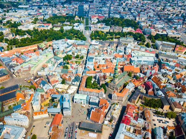 2 Temmuz 2018. Riga, Letonya. Hava kenti Riga - Letonya'nın başkenti. Nehir ve ana Tv kulesi üzerinde nehir Daugava, tarihi kent merkezine, Milli Kütüphane, şaşırtıcı görünümü arasında köprü görevi gören.