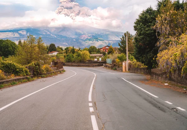 Ausbruch Des Ätna Vulkans Horizont Der Einsamen Straße Auf Sizilien — Stockfoto