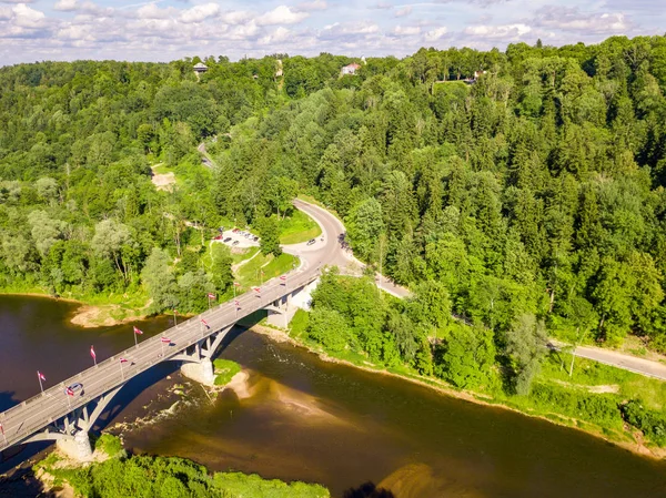Gauja nehir ve teleferik vadi üzerinden ile bir köprüden Sigulda şehrin havadan görünümü