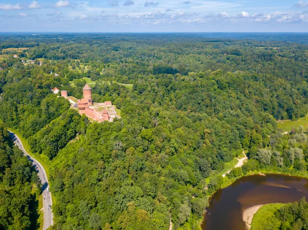 Turaida kalenin günbatımı zamanı, Sigulda, Letonya, turistik yer, güzel duvar kağıdı sırasında üzerinde şaşırtıcı havadan görünümü