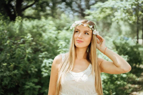 Elma çiçek çelenk park yürüyüş başında güzel genç kızla