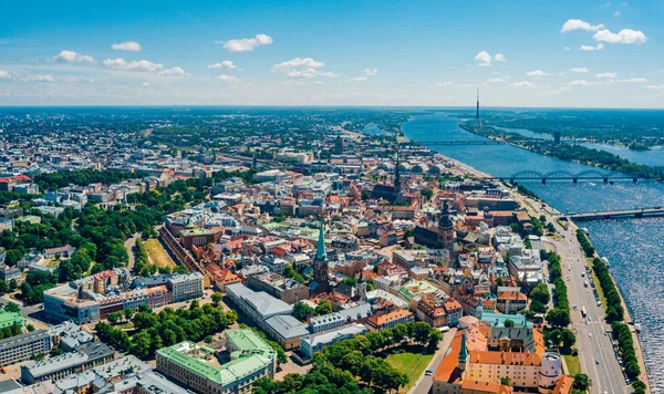 2 Temmuz 2018. Riga, Letonya. Hava kenti Riga - Letonya'nın başkenti. Nehir ve ana Tv kulesi üzerinde nehir Daugava, tarihi kent merkezine, Milli Kütüphane, şaşırtıcı görünümü arasında köprü görevi gören.