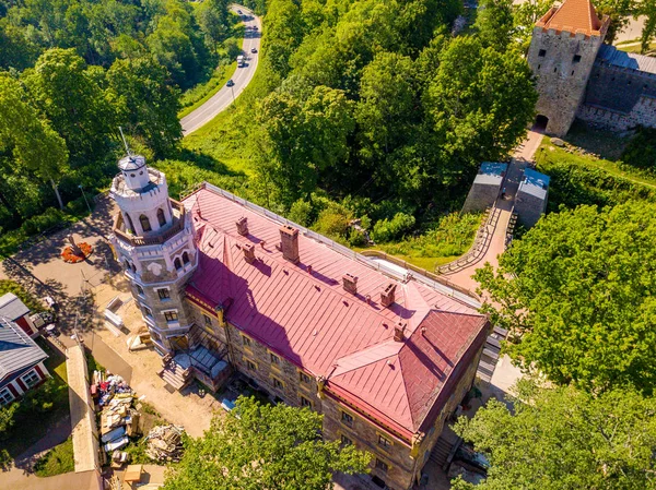 Güzel ünlü new castle Sigulda, Letonya üzerinde havadan görünümü