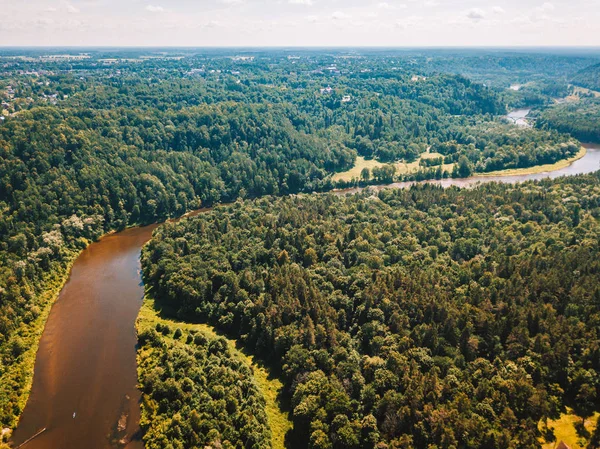 Gauja nehir ve teleferik vadi üzerinden ile bir köprüden Sigulda şehrin havadan görünümü 