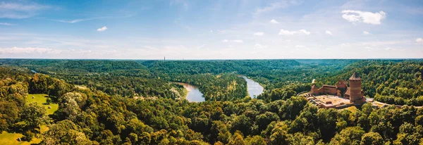 Turaida kalenin günbatımı zamanı, Sigulda, Letonya, turistik yer, güzel duvar kağıdı sırasında üzerinde şaşırtıcı havadan görünümü