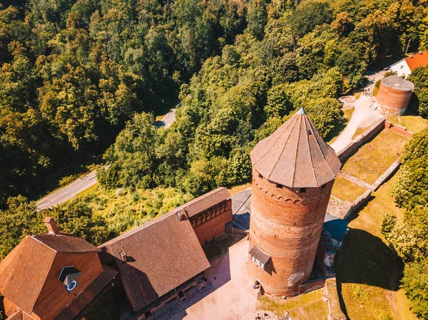 Turaida kalenin günbatımı zamanı, Sigulda, Letonya, turistik yer, güzel duvar kağıdı sırasında üzerinde şaşırtıcı havadan görünümü