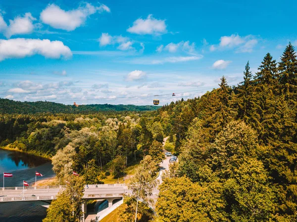 Gauja nehir ve teleferik vadi üzerinden ile bir köprüden Sigulda şehrin havadan görünümü  