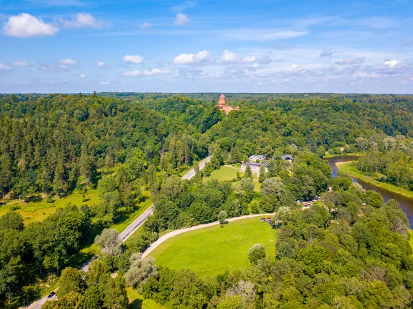 Turaida kalenin günbatımı zamanı, Sigulda, Letonya, turistik yer, güzel duvar kağıdı sırasında üzerinde şaşırtıcı havadan görünümü