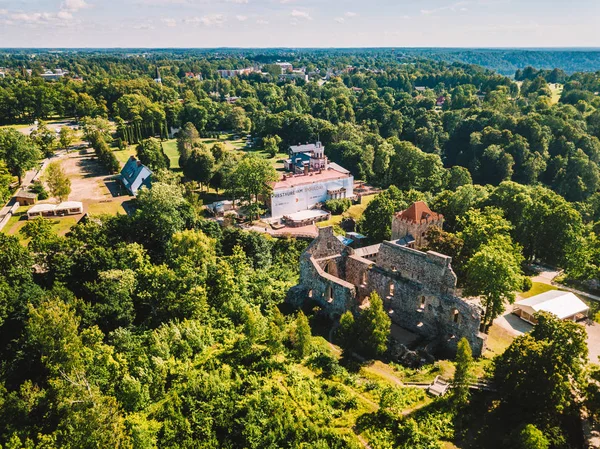 Güzel ünlü new castle Sigulda, Letonya üzerinde havadan görünümü