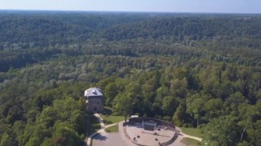 New Castle Sigulda içinde hava görünümünü. Güzel Letonya doğa.