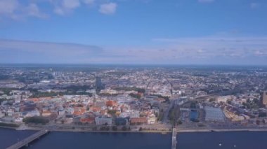 Riga Şehir tarihi kent, nehir Daugava ve bu arasında köprüler üzerinde güzel havadan görünümü. Aynı zamanda Milli Kütüphane ve Tv Kulesi.