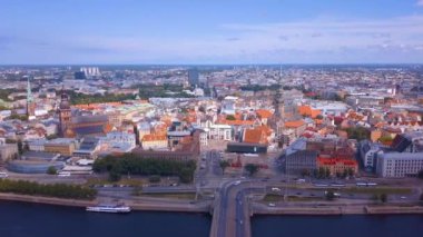 Riga Şehir tarihi kent, nehir Daugava ve bu arasında köprüler üzerinde güzel havadan görünümü. Aynı zamanda Milli Kütüphane ve Tv Kulesi.
