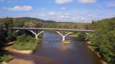 Turaides kaleli Sigulda hava sahası, büyük yeşil ormanlar, vadi boyunca teleferikli Gauja nehri üzerindeki köprü. Güzel Letonya.