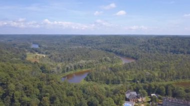 Turaides kaleli Sigulda hava sahası, büyük yeşil ormanlar, vadi boyunca teleferikli Gauja nehri üzerindeki köprü. Güzel Letonya.