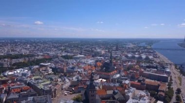 Riga Şehir tarihi kent, nehir Daugava ve bu arasında köprüler üzerinde güzel havadan görünümü. Aynı zamanda Milli Kütüphane ve Tv Kulesi.
