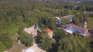 New Castle Sigulda içinde hava görünümünü. Güzel Letonya doğa.