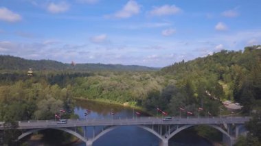 Turaides kaleli Sigulda hava sahası, büyük yeşil ormanlar, vadi boyunca teleferikli Gauja nehri üzerindeki köprü. Güzel Letonya.