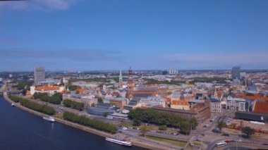 Riga Şehir tarihi kent, nehir Daugava ve bu arasında köprüler üzerinde güzel havadan görünümü. Aynı zamanda Milli Kütüphane ve Tv Kulesi.