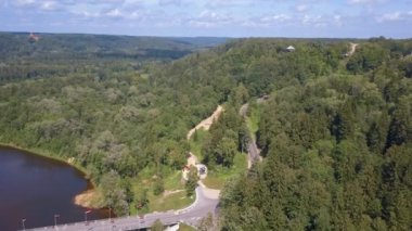 Turaides kaleli Sigulda hava sahası, büyük yeşil ormanlar, vadi boyunca teleferikli Gauja nehri üzerindeki köprü. Güzel Letonya.