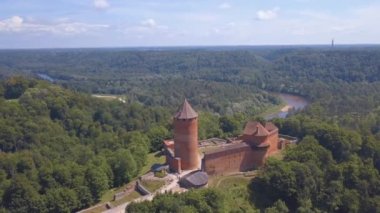 Turaides kaleli Sigulda hava sahası, büyük yeşil ormanlar, vadi boyunca teleferikli Gauja nehri üzerindeki köprü. Güzel Letonya.