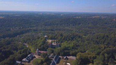 New Castle Sigulda içinde hava görünümünü. Güzel Letonya doğa.
