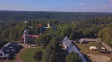New Castle Sigulda içinde hava görünümünü. Güzel Letonya doğa.