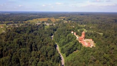 Turaides kaleli Sigulda hava sahası, büyük yeşil ormanlar, vadi boyunca teleferikli Gauja nehri üzerindeki köprü. Güzel Letonya.