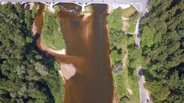 Turaides kaleli Sigulda hava sahası, büyük yeşil ormanlar, vadi boyunca teleferikli Gauja nehri üzerindeki köprü. Güzel Letonya.