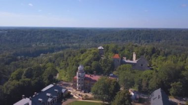 New Castle Sigulda içinde hava görünümünü. Güzel Letonya doğa.