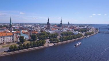 Riga Şehir tarihi kent, nehir Daugava ve bu arasında köprüler üzerinde güzel havadan görünümü. Aynı zamanda Milli Kütüphane ve Tv Kulesi.
