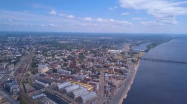Riga Şehir tarihi kent, nehir Daugava ve bu arasında köprüler üzerinde güzel havadan görünümü. Aynı zamanda Milli Kütüphane ve Tv Kulesi.