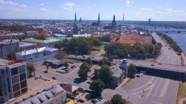 Riga Şehir tarihi kent, nehir Daugava ve bu arasında köprüler üzerinde güzel havadan görünümü. Aynı zamanda Milli Kütüphane ve Tv Kulesi.