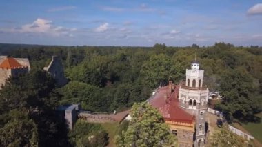 New Castle Sigulda içinde hava görünümünü. Güzel Letonya doğa. 
