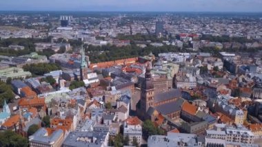 Riga Şehir tarihi kent, nehir Daugava ve bu arasında köprüler üzerinde güzel havadan görünümü. Aynı zamanda Milli Kütüphane ve Tv Kulesi.
