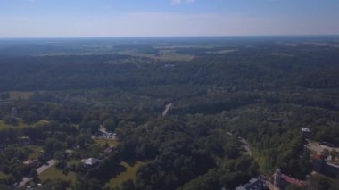 New Castle Sigulda içinde hava görünümünü. Güzel Letonya doğa.