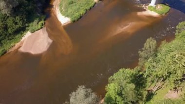 Turaides kaleli Sigulda hava sahası, büyük yeşil ormanlar, vadi boyunca teleferikli Gauja nehri üzerindeki köprü. Güzel Letonya.