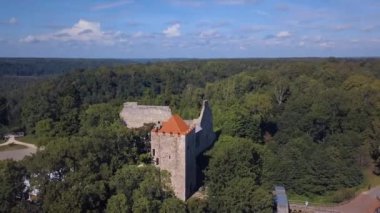 New Castle Sigulda içinde hava görünümünü. Güzel Letonya doğa.