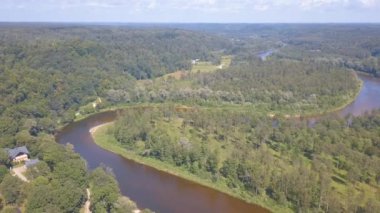 Turaides kaleli Sigulda hava sahası, büyük yeşil ormanlar, vadi boyunca teleferikli Gauja nehri üzerindeki köprü. Güzel Letonya.