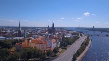 Riga Şehir tarihi kent, nehir Daugava ve bu arasında köprüler üzerinde güzel havadan görünümü. Aynı zamanda Milli Kütüphane ve Tv Kulesi.