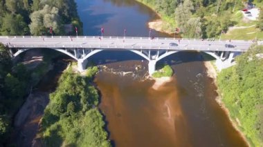 Turaides kaleli Sigulda hava sahası, büyük yeşil ormanlar, vadi boyunca teleferikli Gauja nehri üzerindeki köprü. Güzel Letonya.