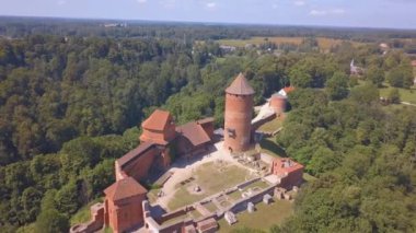 Turaides kaleli Sigulda hava sahası, büyük yeşil ormanlar, vadi boyunca teleferikli Gauja nehri üzerindeki köprü. Güzel Letonya.