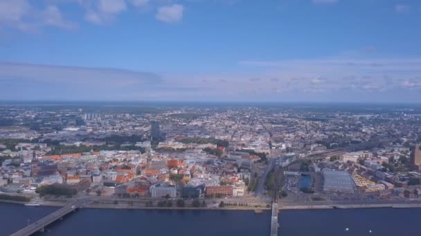 リガ旧市街 ダウガヴァ川にかかる橋と上美しい空撮 また国立図書館とテレビ塔 — ストック動画