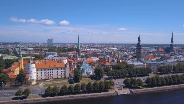 Hermosa Vista Aérea Sobre Ciudad Riga Con Casco Antiguo Río — Vídeo de stock