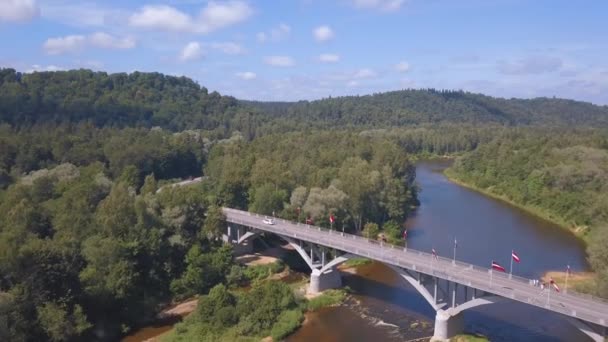 Vista Aérea Sigulda Com Castelo Turaides Enormes Florestas Verdes Ponte — Vídeo de Stock