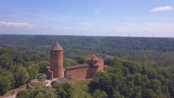 Vista Aérea Sigulda Con Castillo Turaides Enormes Bosques Verdes Puente — Vídeos de Stock